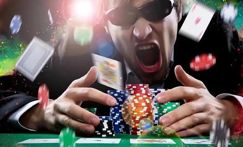 Kartu dan chip di meja Ceme dengan dealer yang membagikan kartu